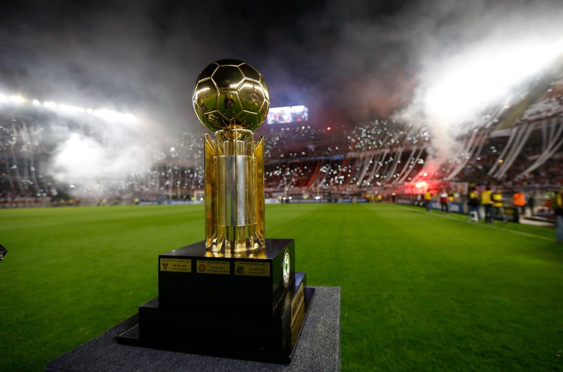 Troféu da Recopa Sul-Americana; Flamengo e Lanús disputarão o troféu em 2026