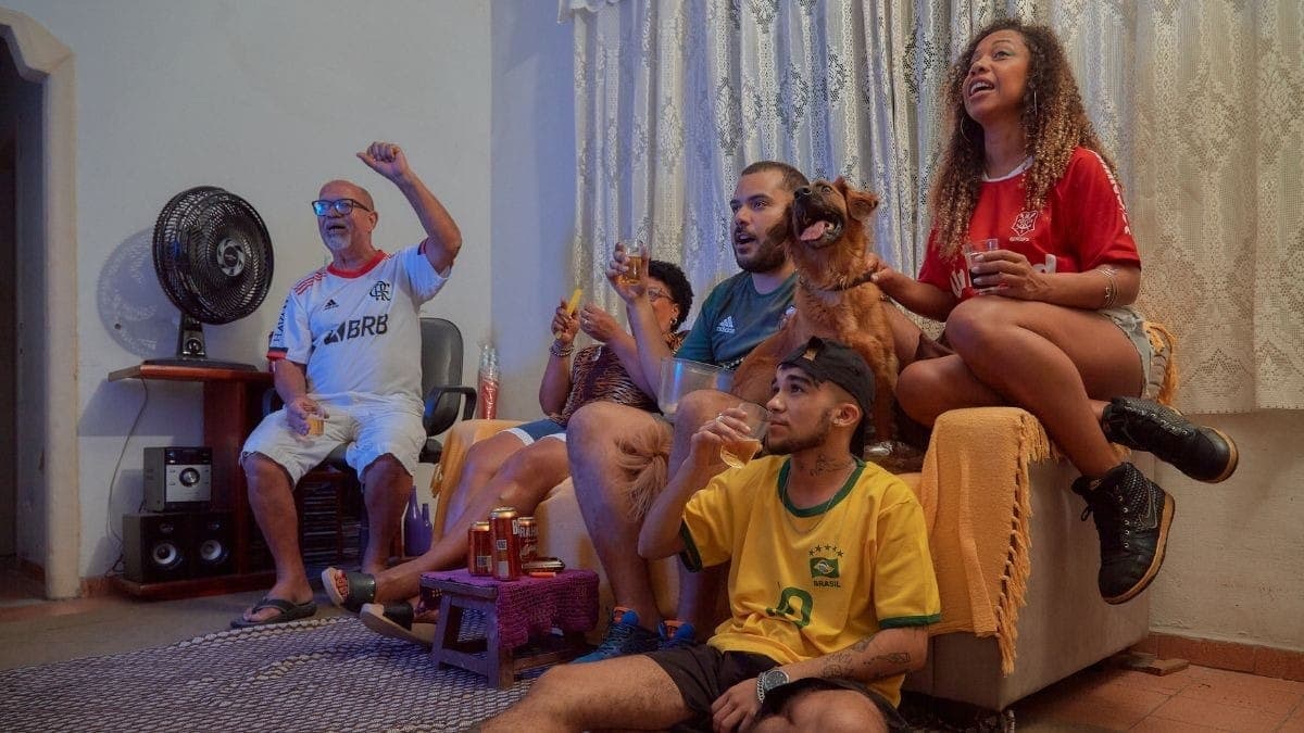 Camisa de time deixa o estádio e passa a integrar momentos casuais, como reuniões em família