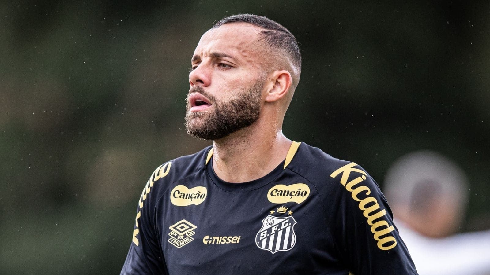 Guilherme durante treino no CT Rei Pelé