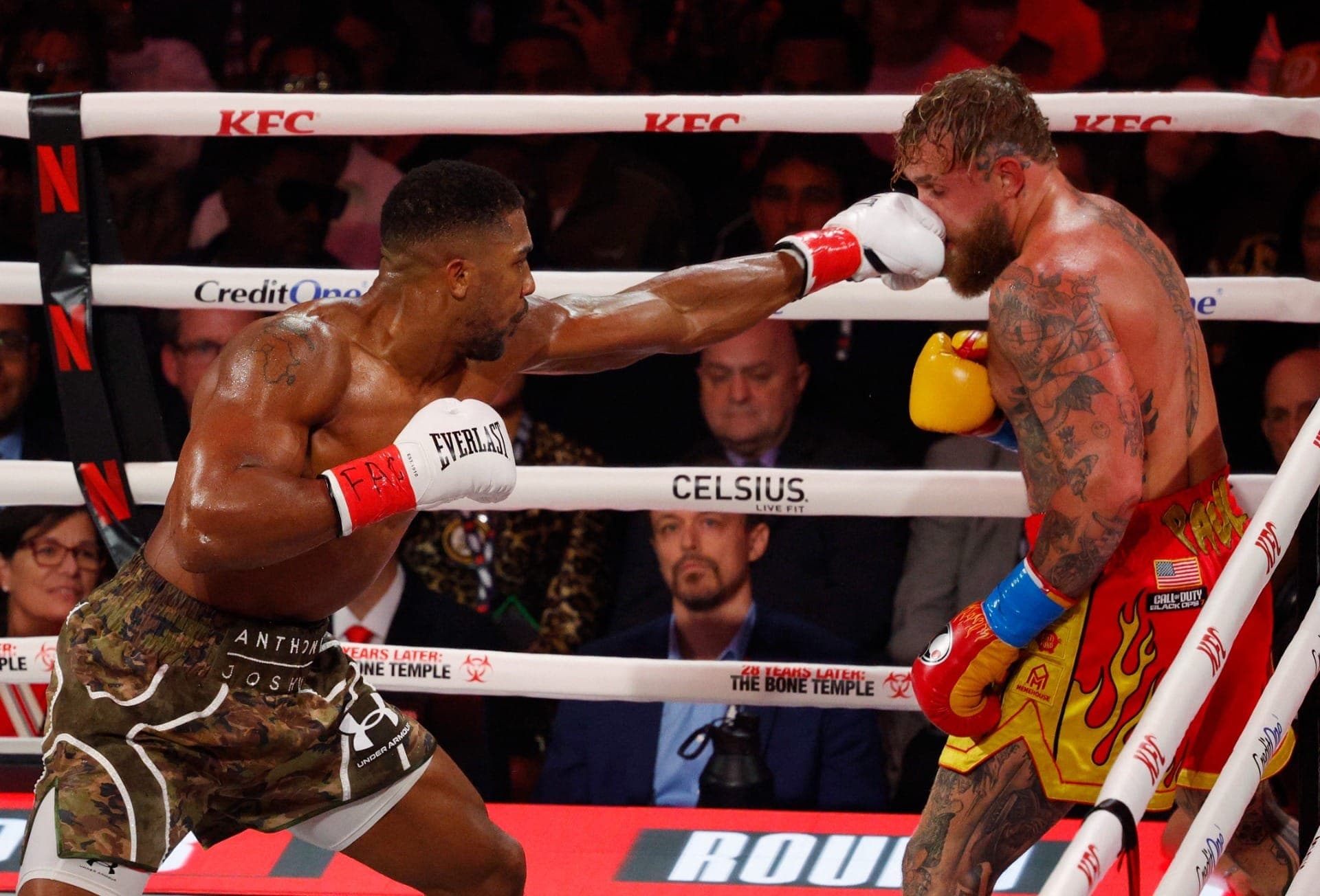 Jake Paul recebe golpe no rosto de Anthony Joshua