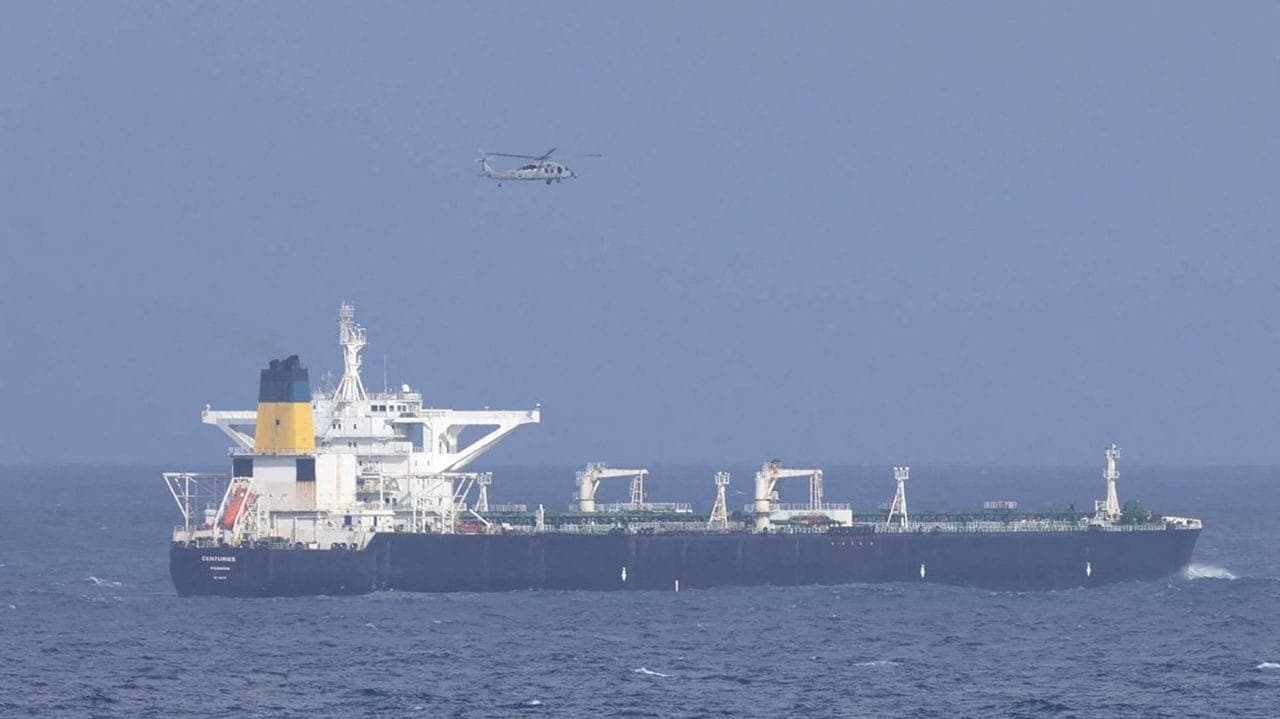 Petroleiro Centuries, de bandeira do Panamá, com helicóptero militar dos EUA sobrevoando a região