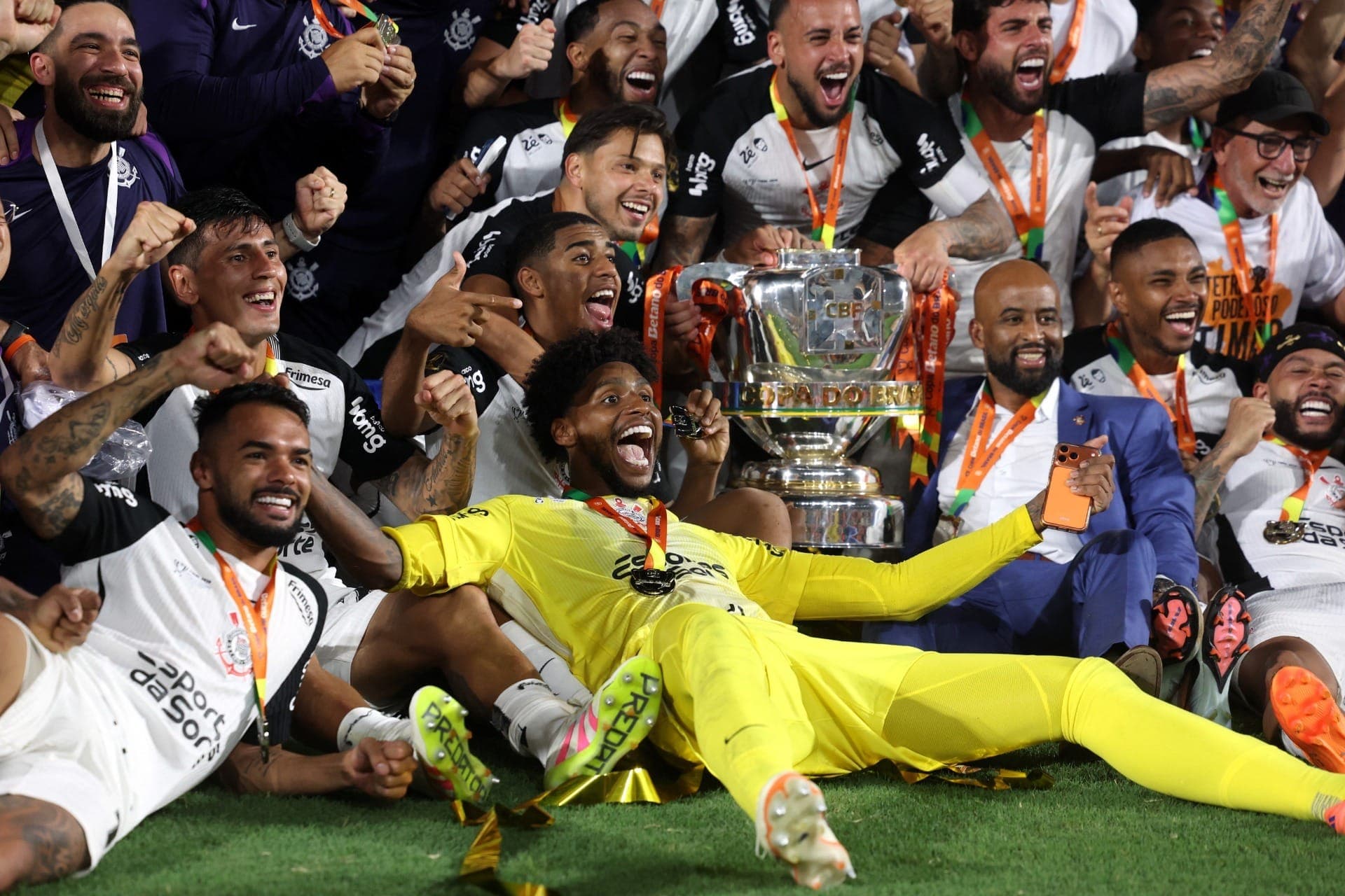 Hugo Souza celebre conquista da Copa do Brasil 2025