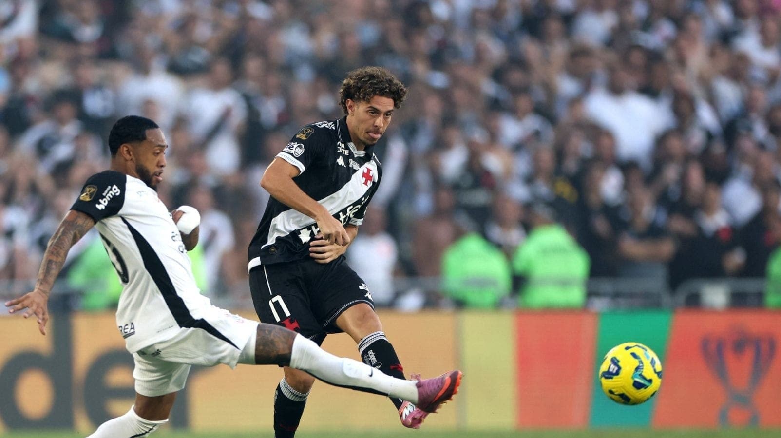 Vasco x Corinthians: Martínez e Nuno Moreira em disputa