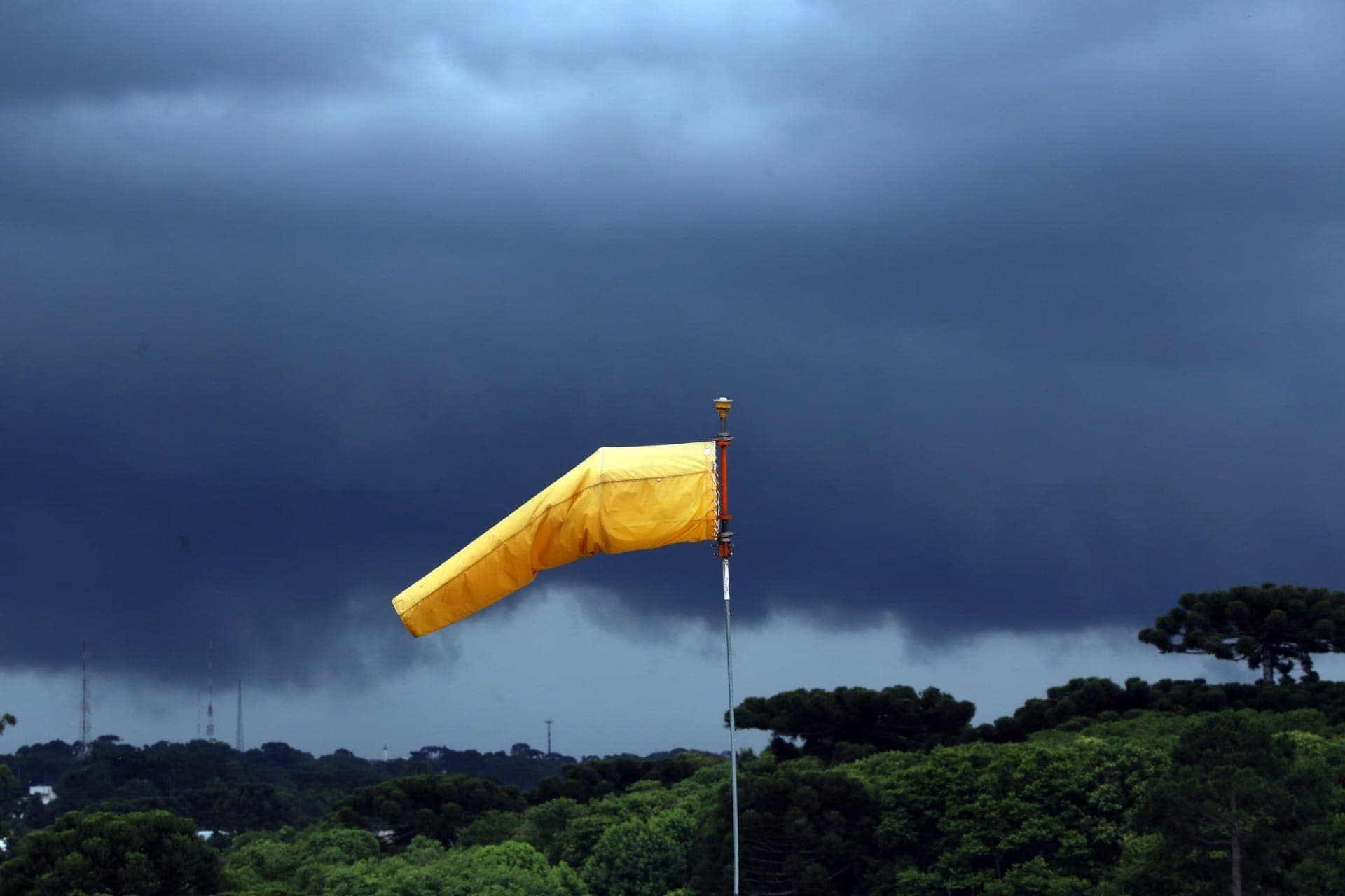 Após tornados no Paraná, meteorologistas do Simepar explicam as diferenças entre tornados, ciclones e furacões.
