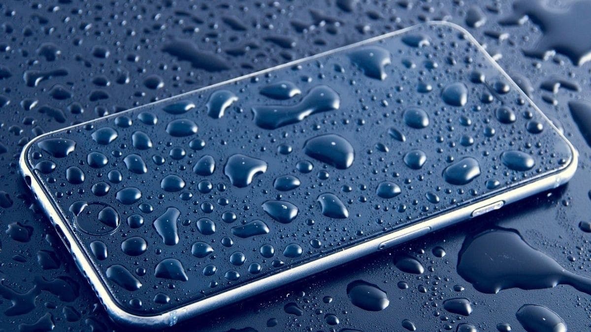 Desligar e secar o celular nos primeiros minutos aumenta suas chances de recuperação