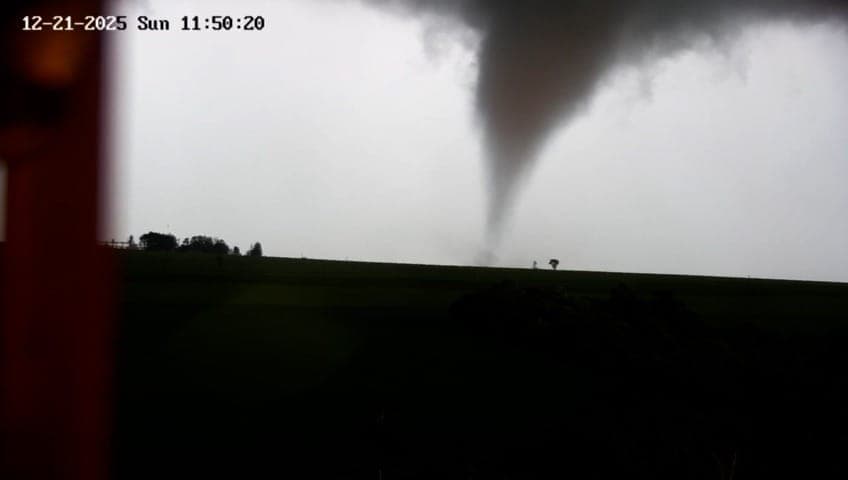 Imagens feitas em área rural do Paraguai mostram a passagem de um tornado no departamento de Alto Paraná, a cerca de 57 km de Foz do Iguaçu.