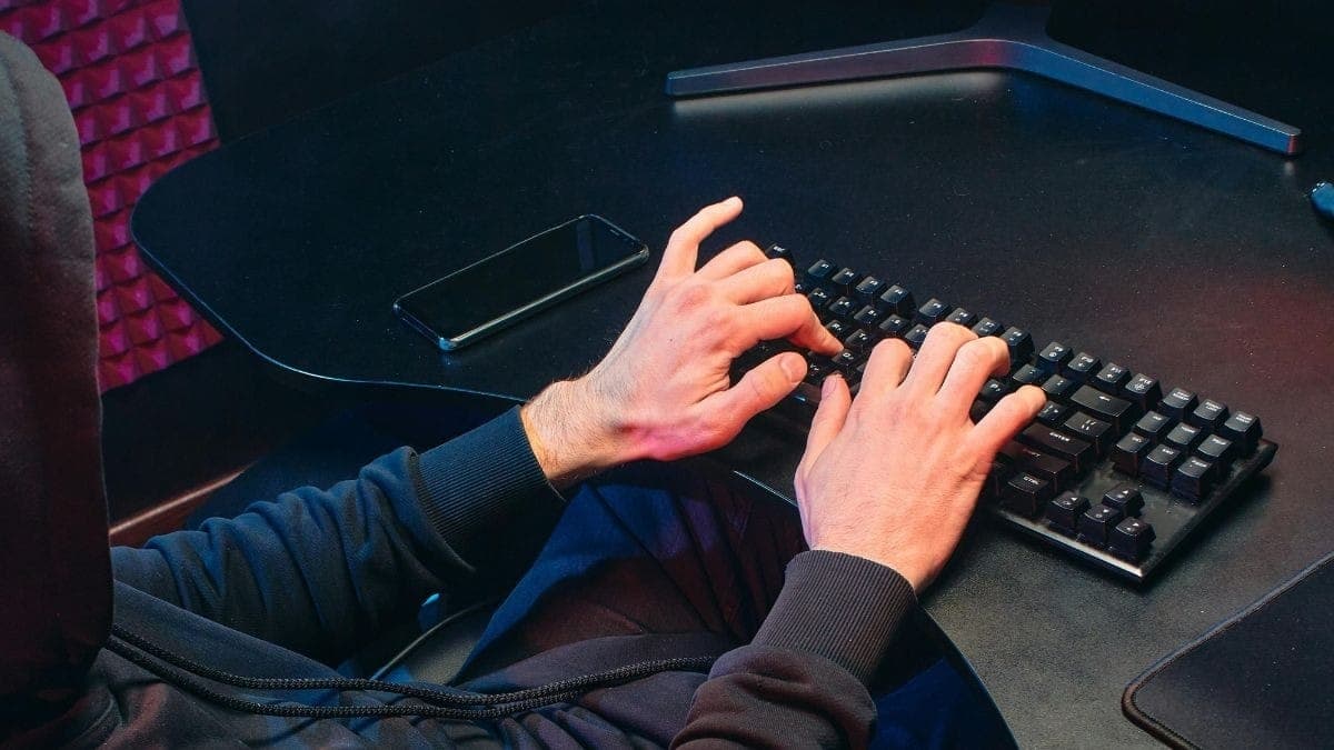 Nova ameaça com IA criando áudios falsos idênticos à voz de familiares