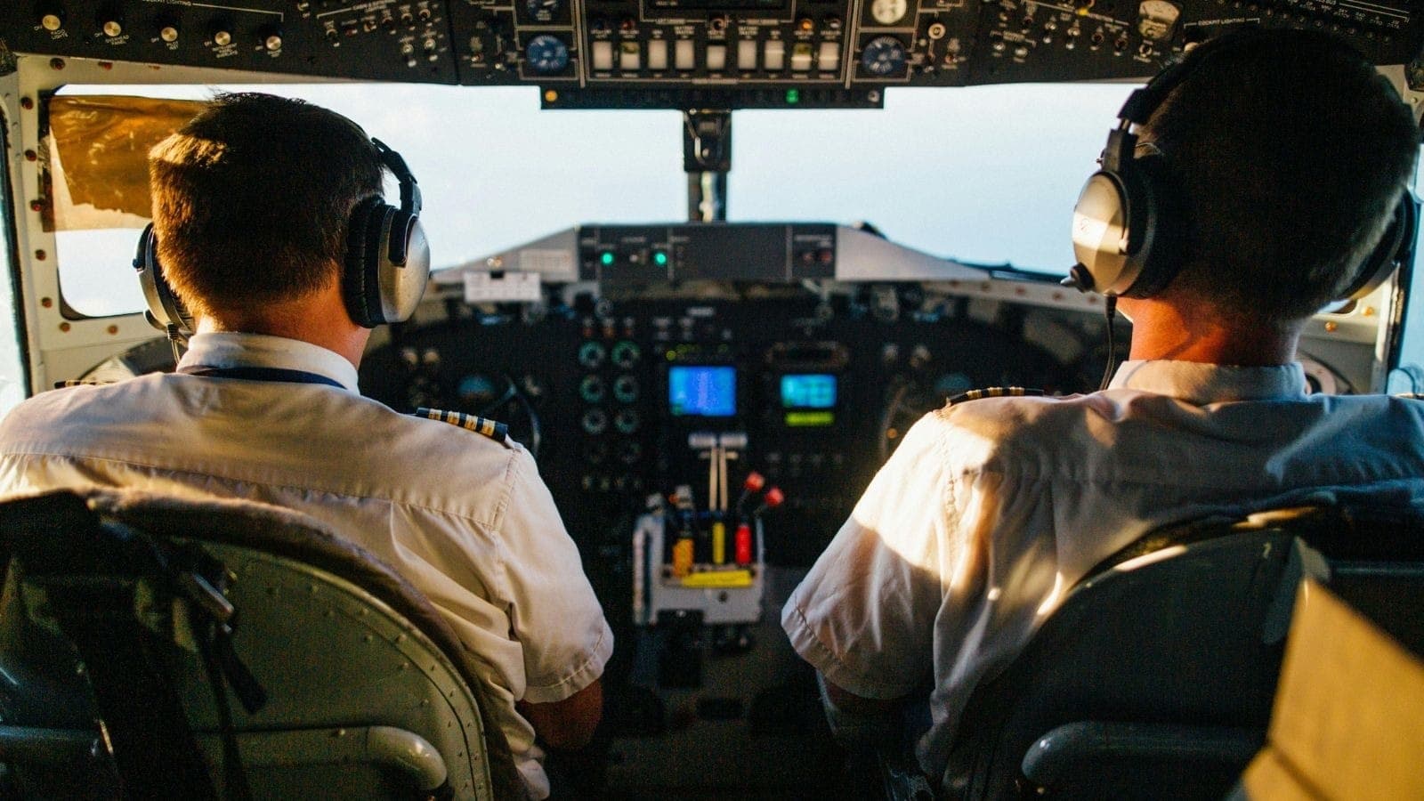 Aeroviários avaliam proposta e não descartam greve