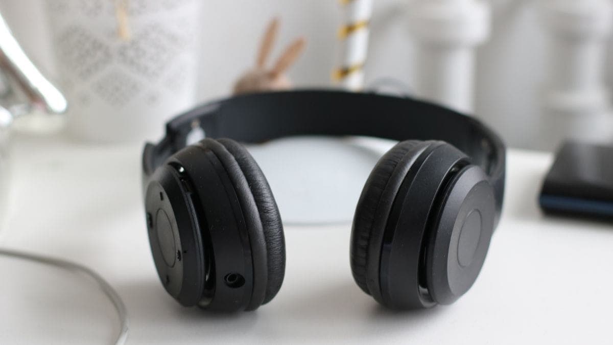 Fones ANC anulam sons graves, como motores de avião, e protegem a audição