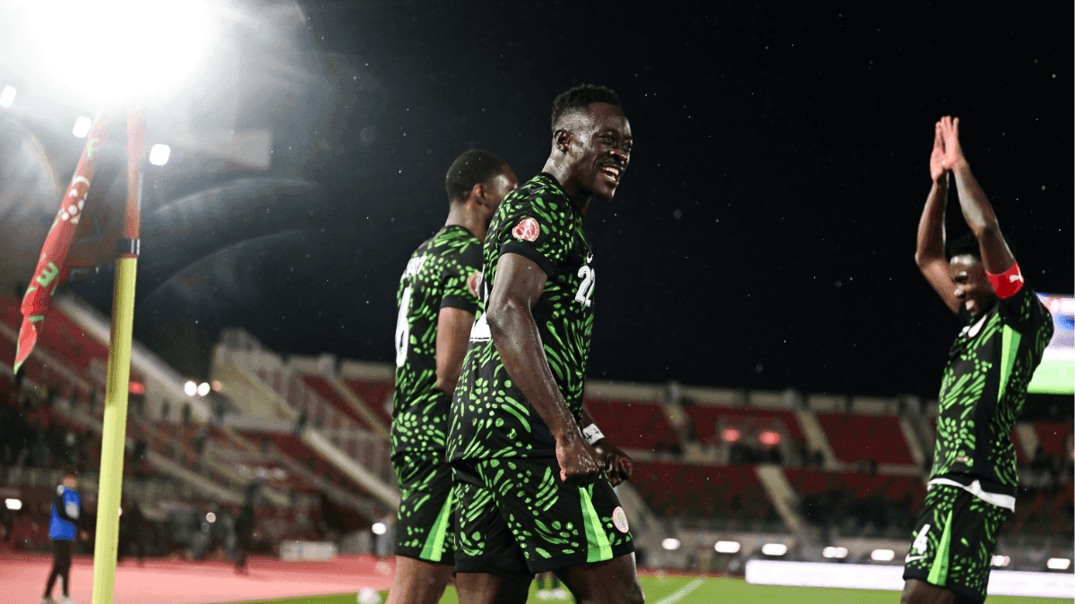 Jogadores da Nigéria comemoram gol sobre Tanzânia na Copa Africana