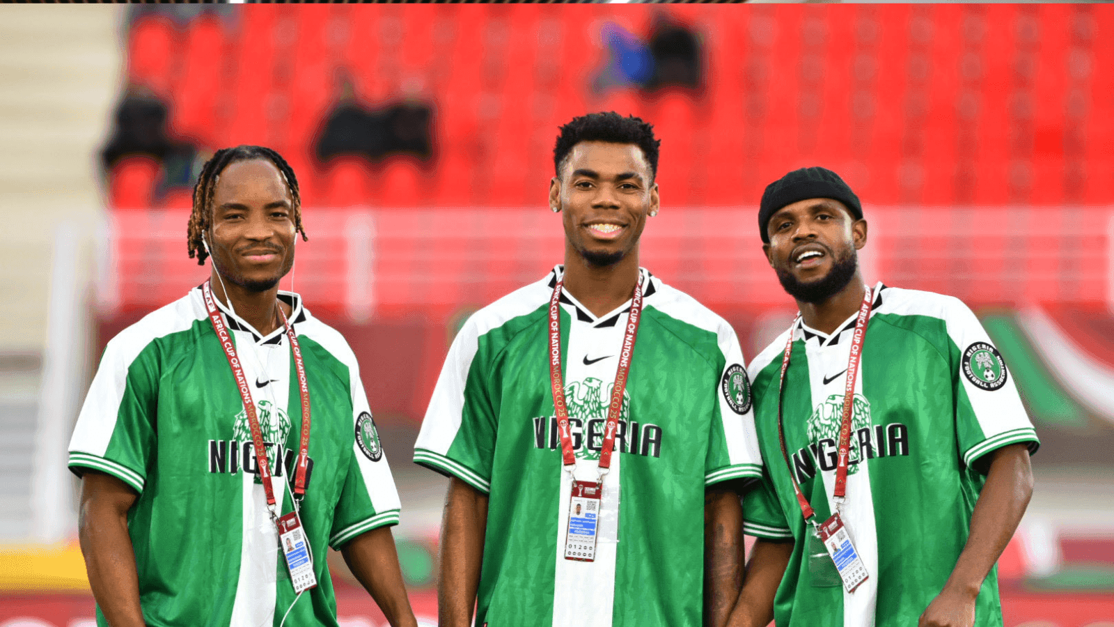 Jogadores da Nigéria vestem modelo da seleção de 1996