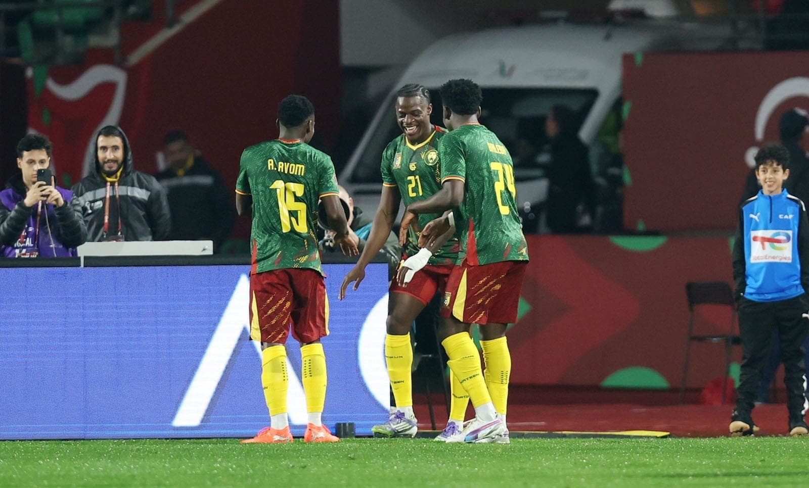 Jogadores de Camarões comemorando gol contra o Gabão
