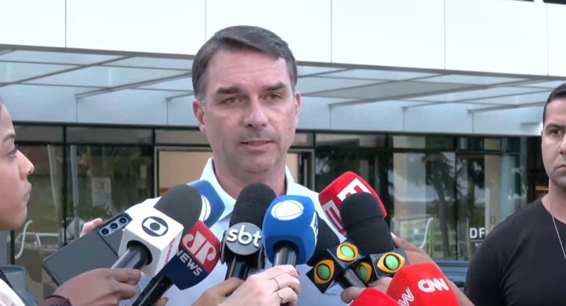 Flávio Bolsonaro conversou com a imprensa do lado de fora do hospital DF Star, onde o pai dele, Jair Bolsonaro, está internado
