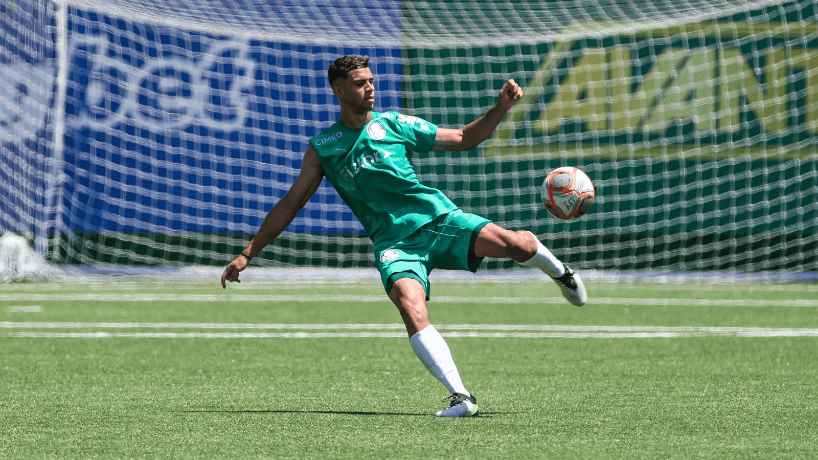 Arthur, lateral-esquerdo do Palmeiras Sub-20