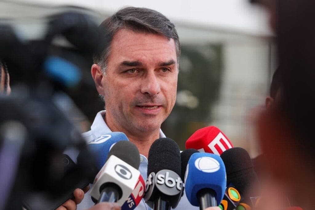 Flávio Bolsonaro leu carta em que o pai dele o indica como candidato à presidência em 2026