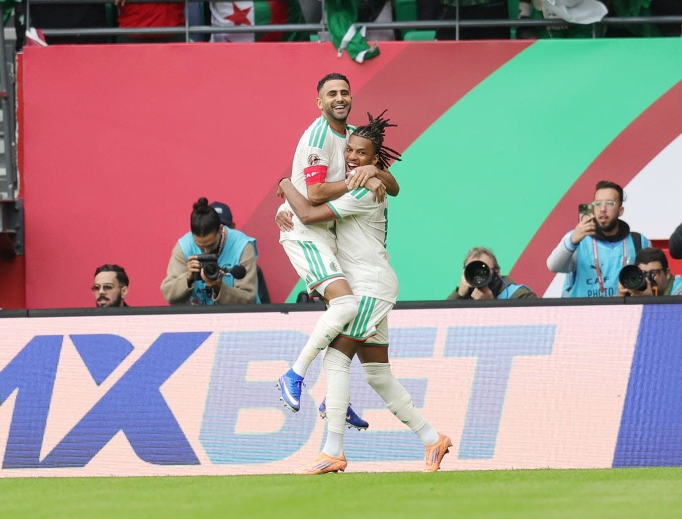 Mahrez e Boudaoui comemoram gol da Argélia contra o Sudão