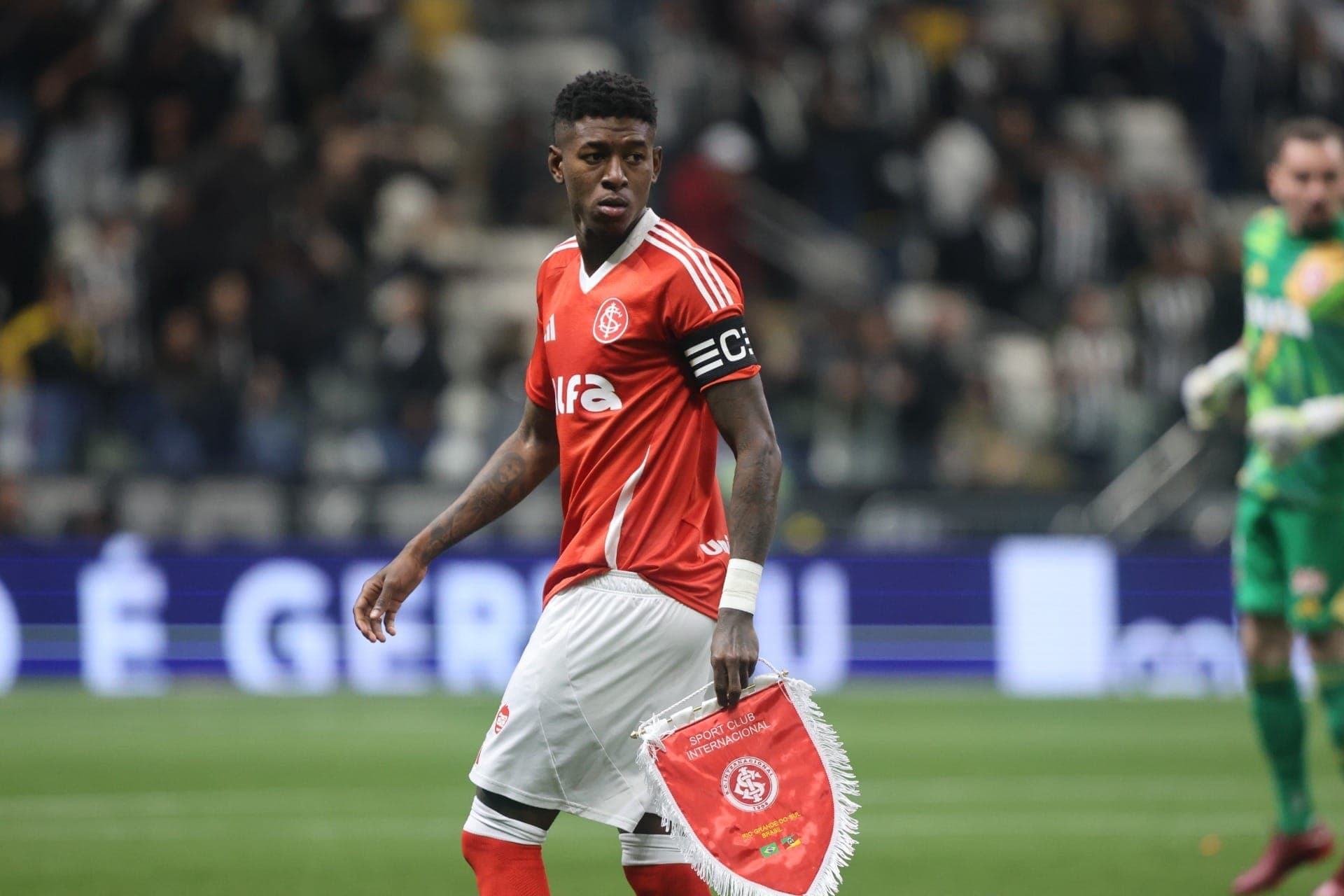 Vitão, zagueiro do Inter, é disputado por Flamengo e Cruzeiro