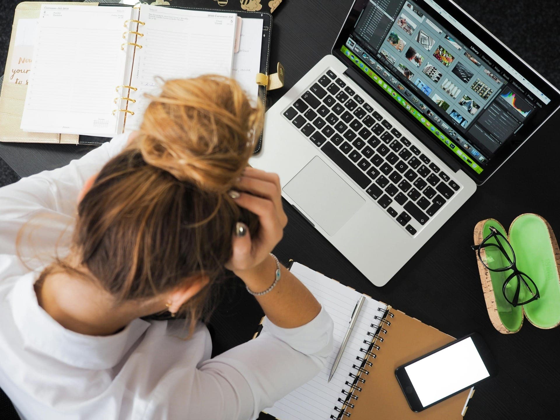 Síndrome do impostor afeta profissionais experientes, mesmo diante de conquistas comprovadas