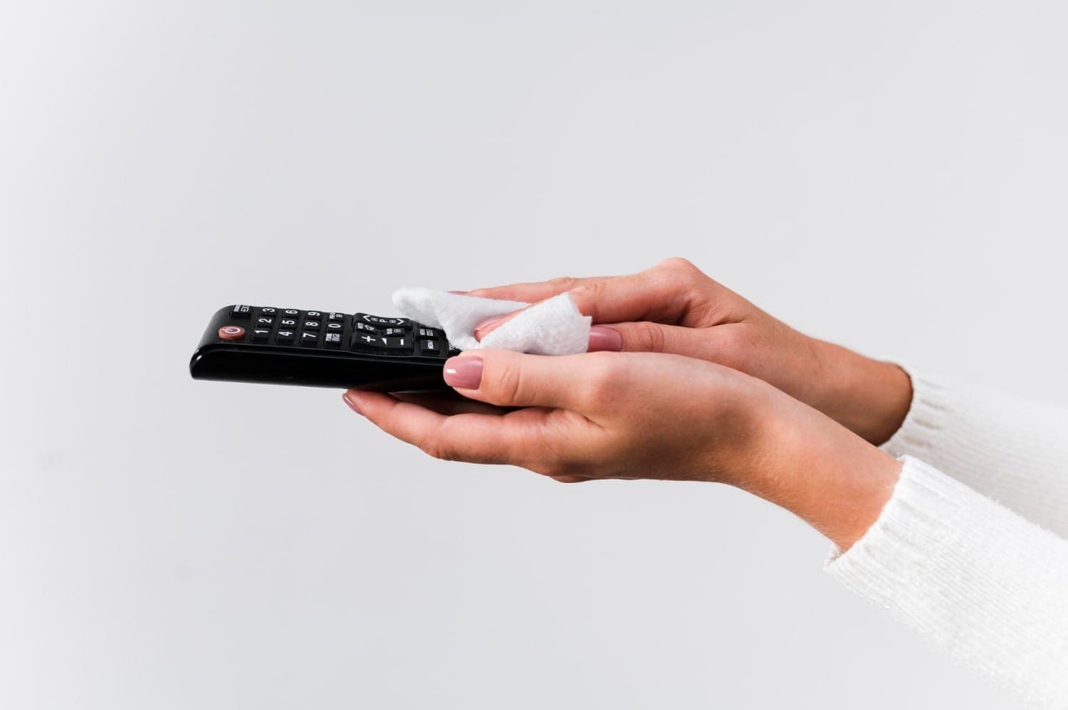 Use um pano levemente umedecido para limpar o controle remoto