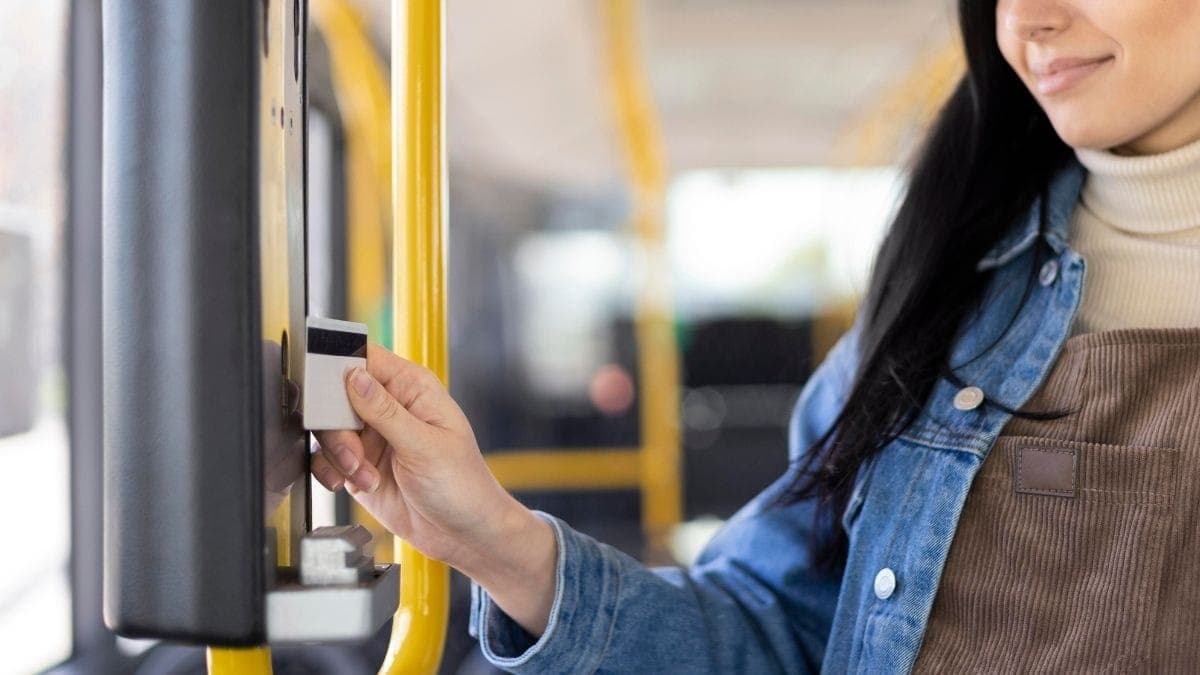 Imagem ilustrativa de pagamento de tarifa de ônibus