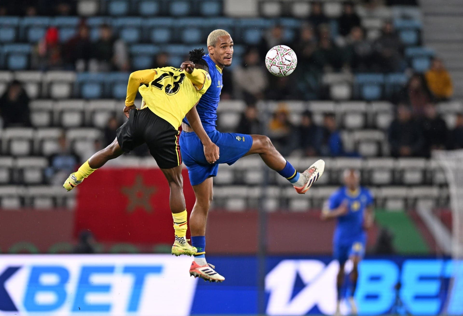 Enquanto Angola seca, Tanzânia (de azul) e Uganda (de amarelo) fazem seus respectivos jogos para definir últimas duas vagas nas oitavas