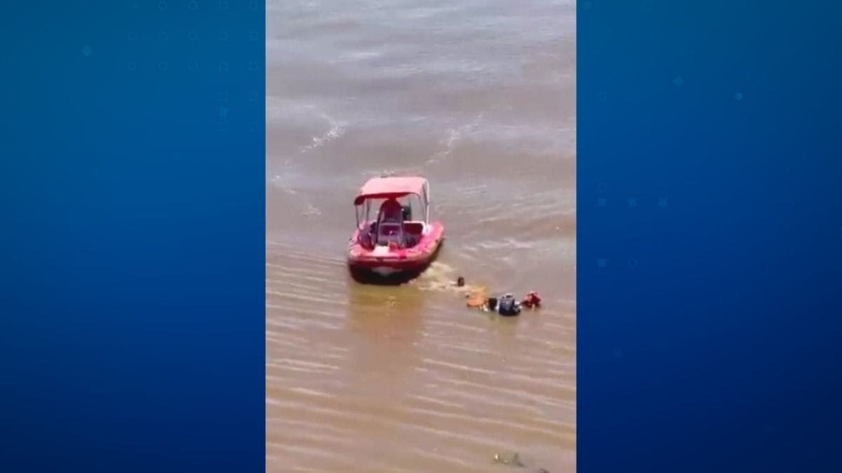 Trio é resgatado após naufrágio no Rio Paraná, em São Paulo