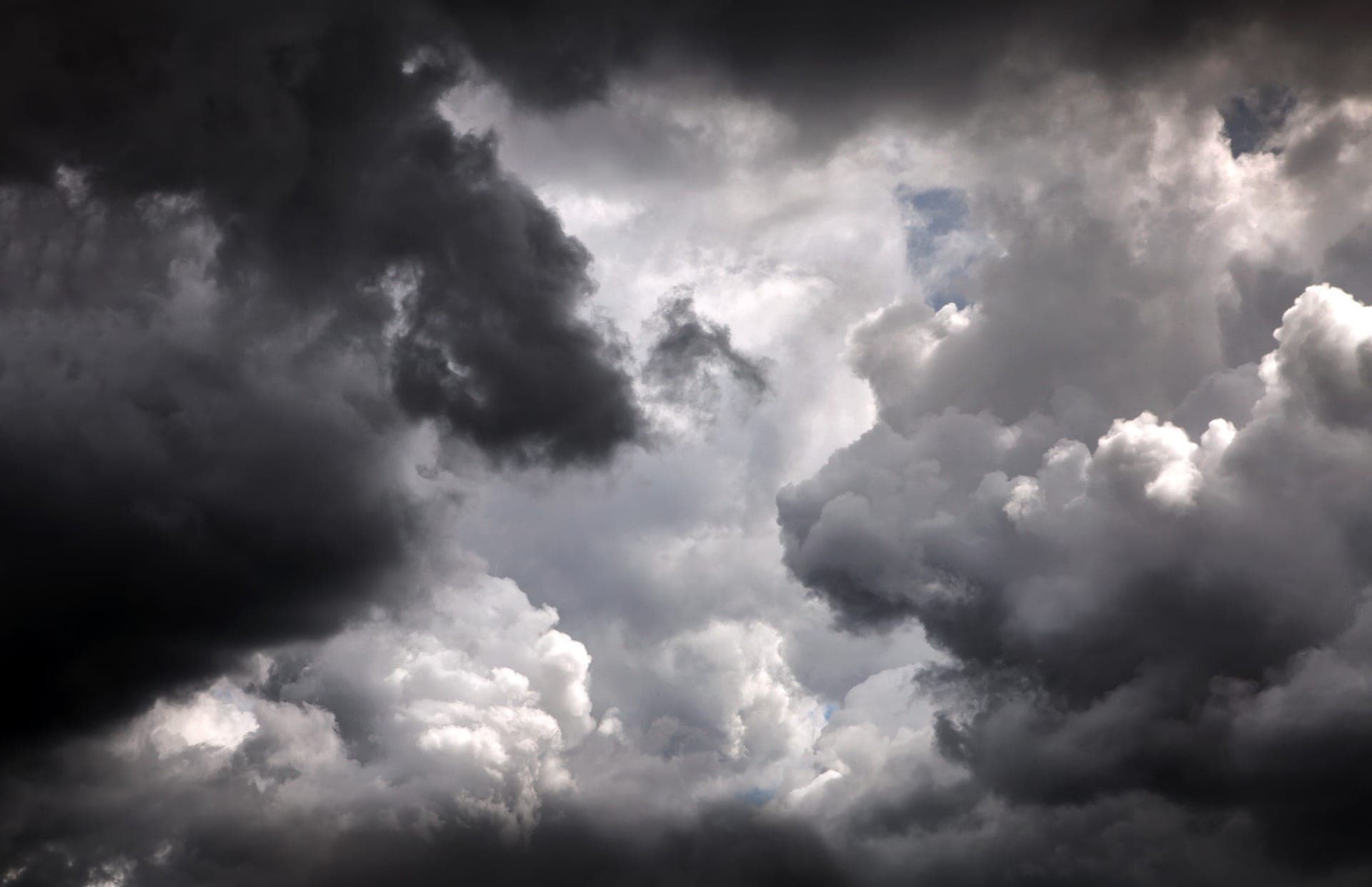 Defesa Civil alerta para risco de tempestades em praticamente todo o Paraná até quinta-feira, com chuva forte, ventos, raios e possibilidade de granizo.