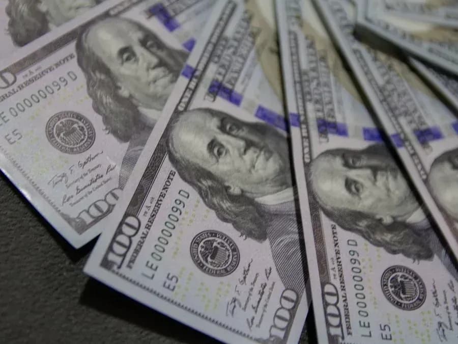 Dólar fecha o ano em queda e Bolsa registra melhor desempenho desde 2016
