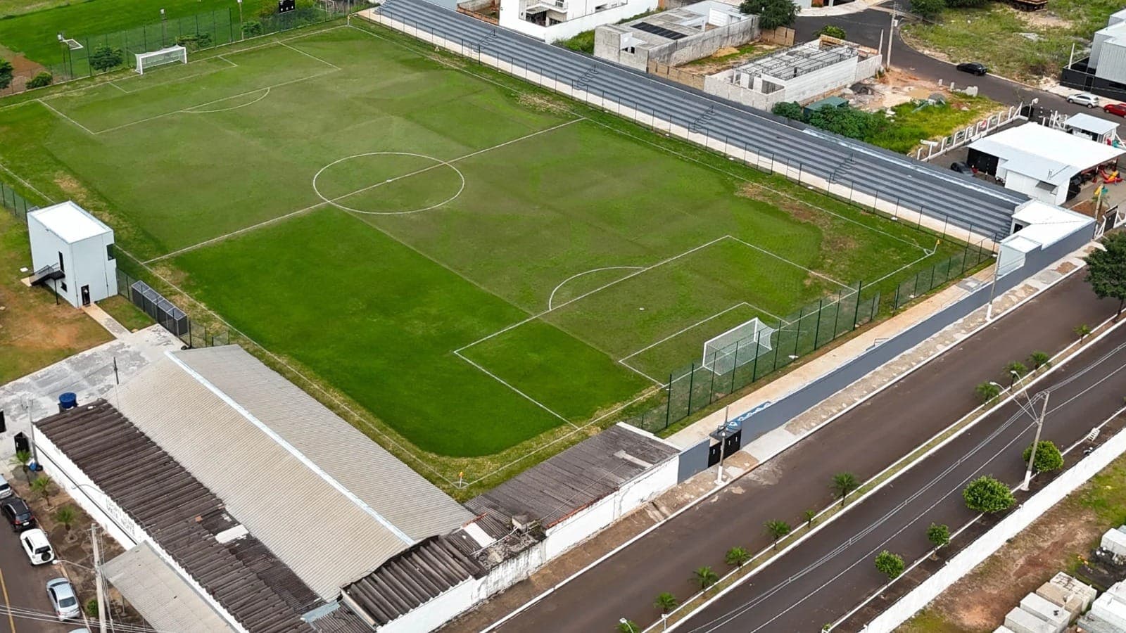 Estádio Galileu de Andrade Lopes; no canto direito, o cemitério municipal de Patrocínio Paulista