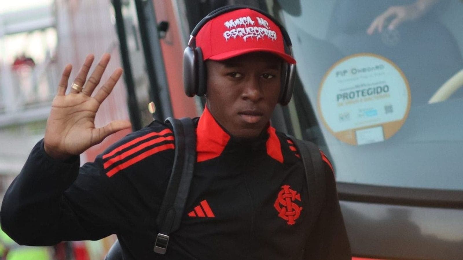 Vitão, ex-zagueiro do Inter, é o primeiro reforço do Flamengo para 2026