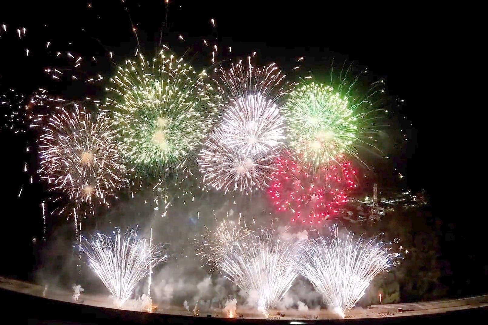 Maior queima de fogos da história do Litoral ilumina a Ponte de Guaratuba