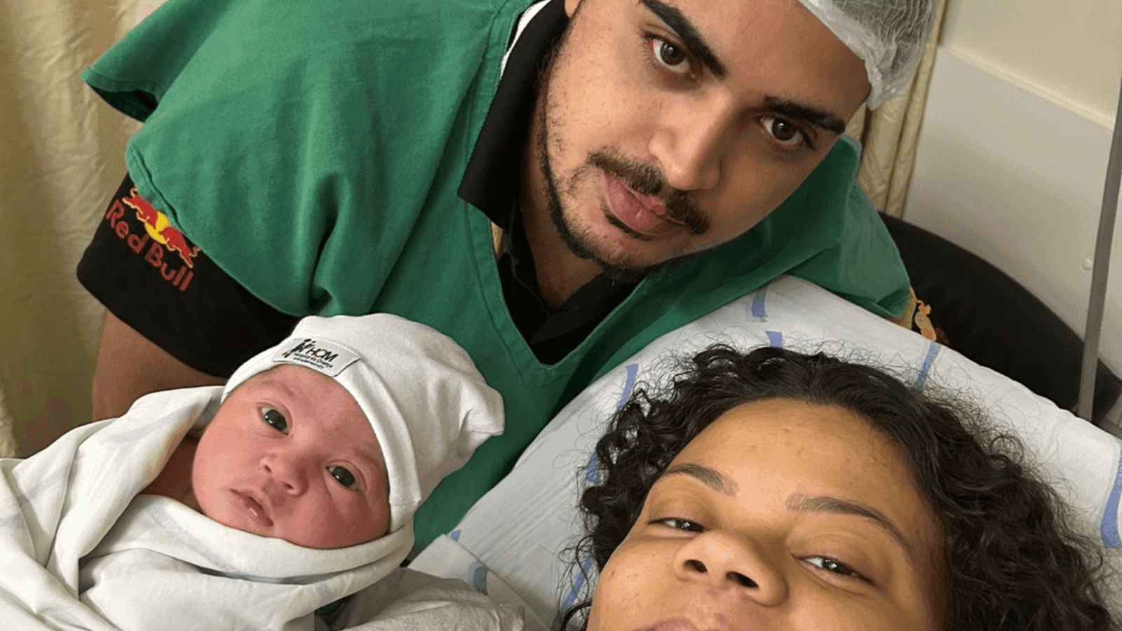 Na foto estão, Caio, a mãe Sabrina e o pai Gabriel