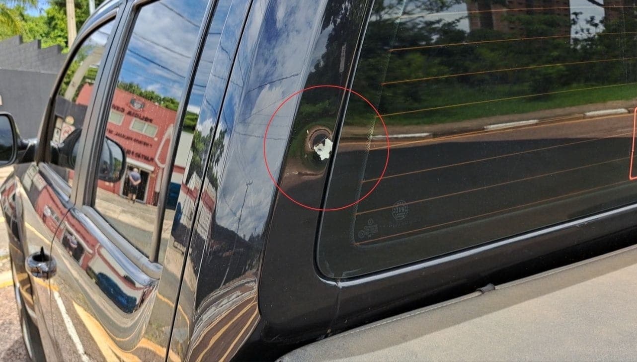 Pai da jovem verificou que havia uma marca de tiro no veículo da família