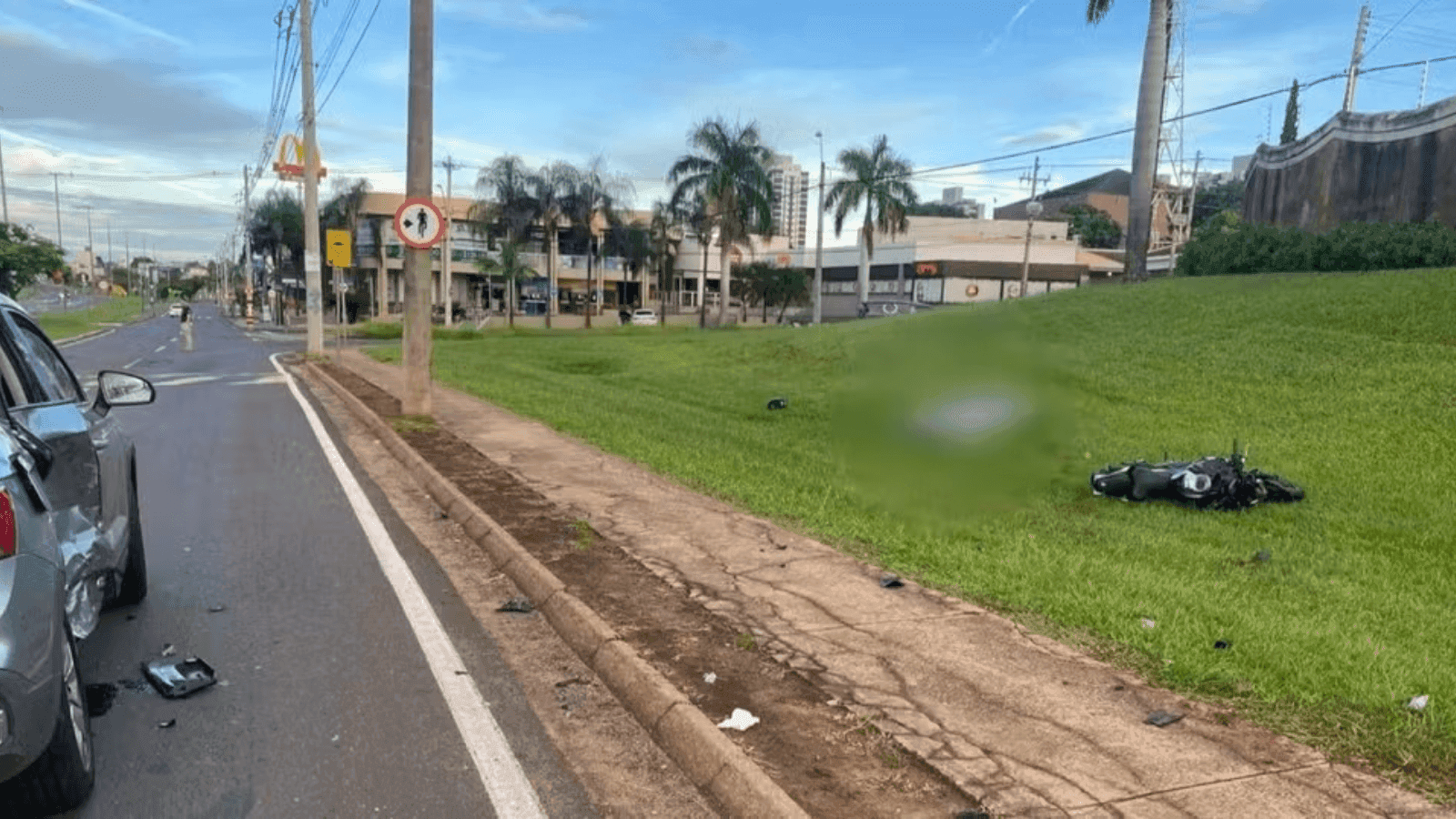 A moto bateu na lateral de um carro em Rio Preto