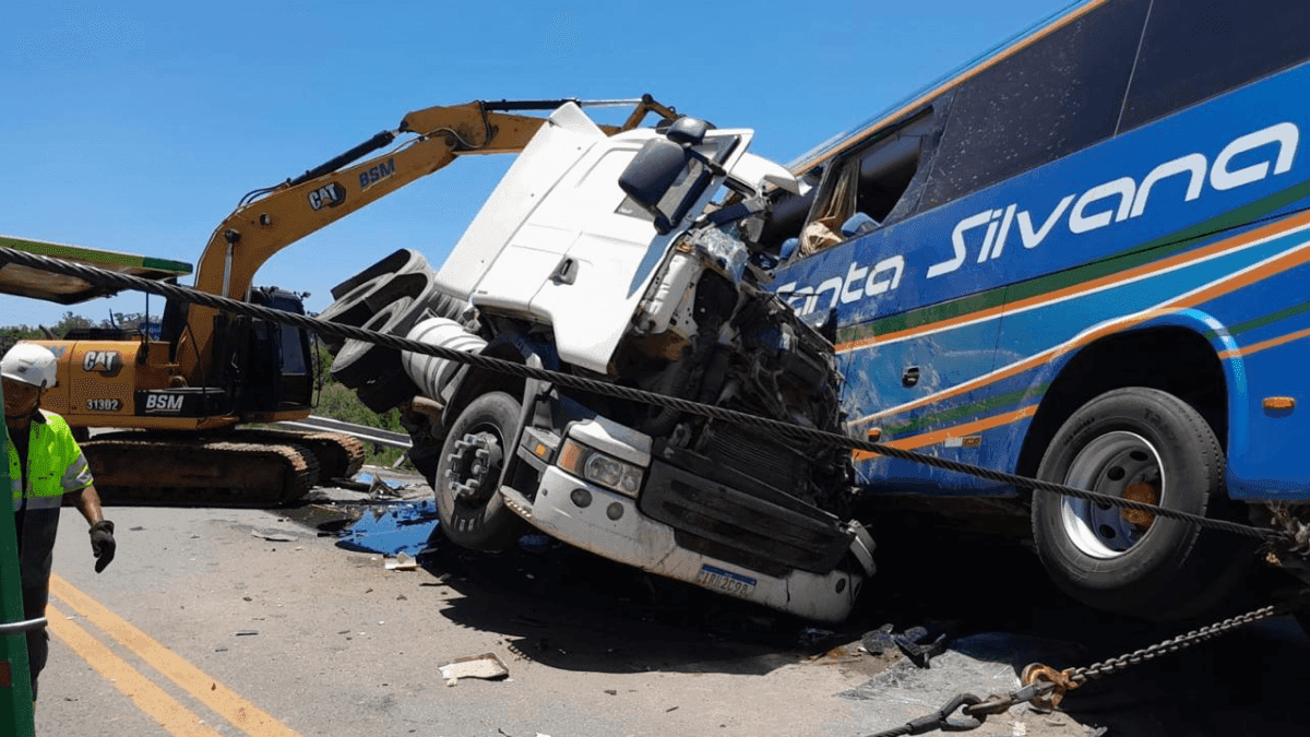 Colisão entre ônibus e carreta na BR-116 deixa seis mortos no RS