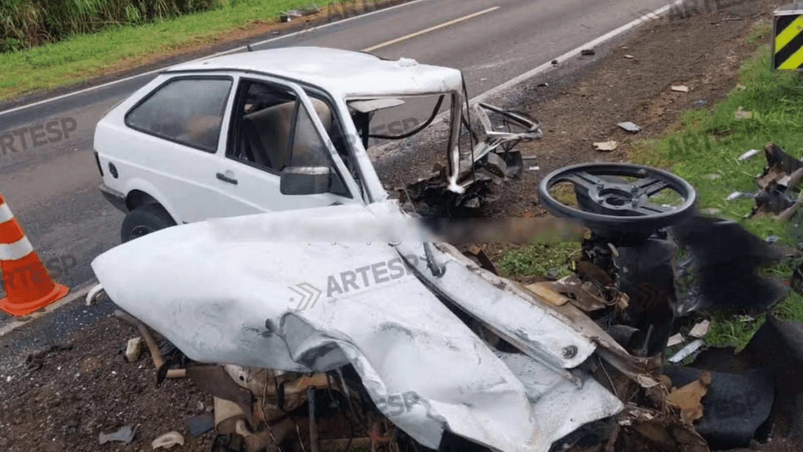Os dois veículos ficaram destruídos com o impacto