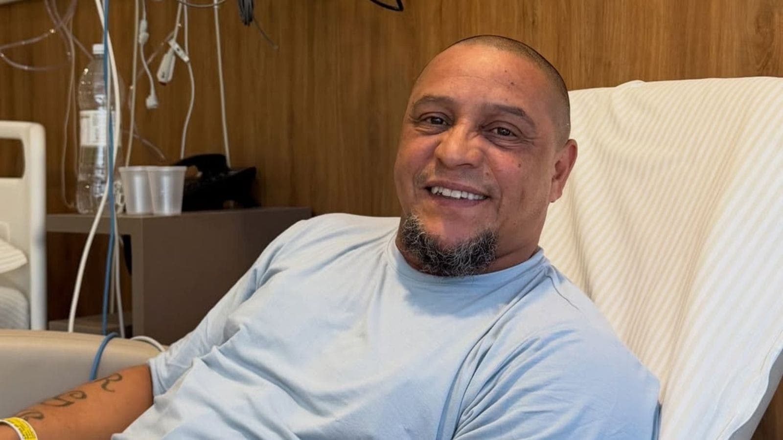 Roberto Carlos divulgou foto no hospital para tranquilizar fãs