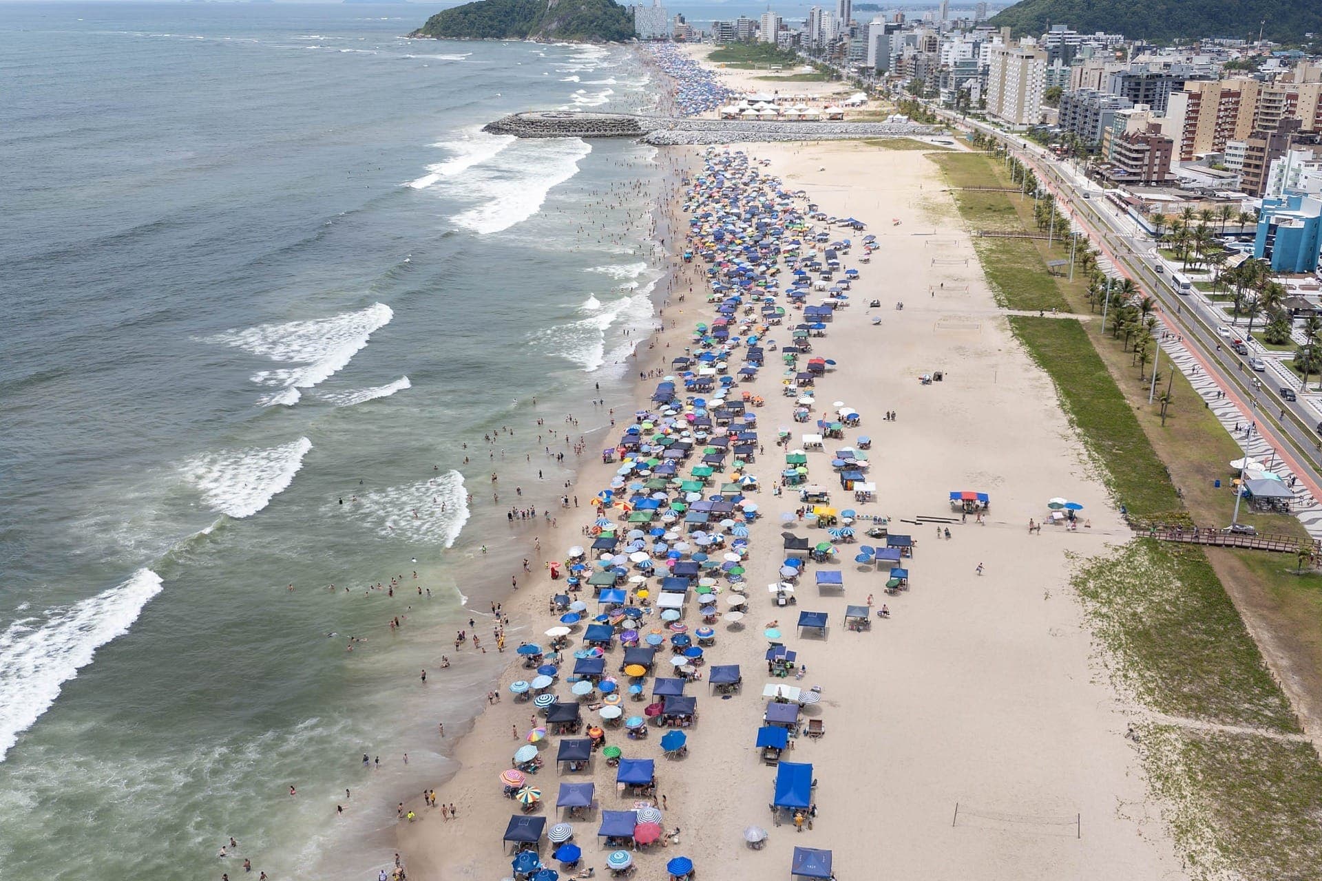 Ação e prevenção: bombeiros fazem 52 mil orientações aos banhistas no Litoral