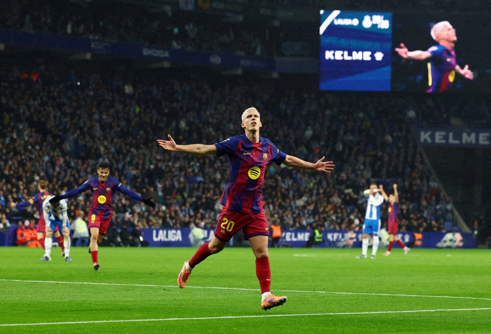 Dani Olmo comemora o gol que abriu o placar e decidiu a vitória do Barcelona sobre o Espanyol no clássico catalão