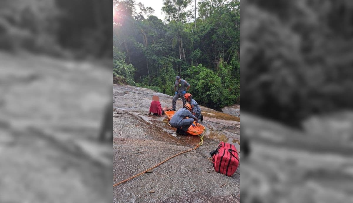 Bombeiros resgatam grávida após queda de cacheira em Ilhabela