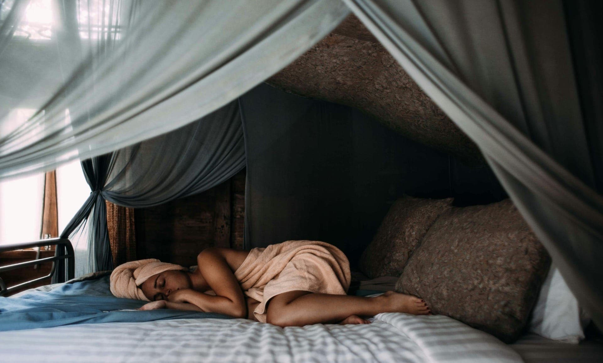 O excesso de estímulos e o uso constante de telas dificultam o descanso noturno