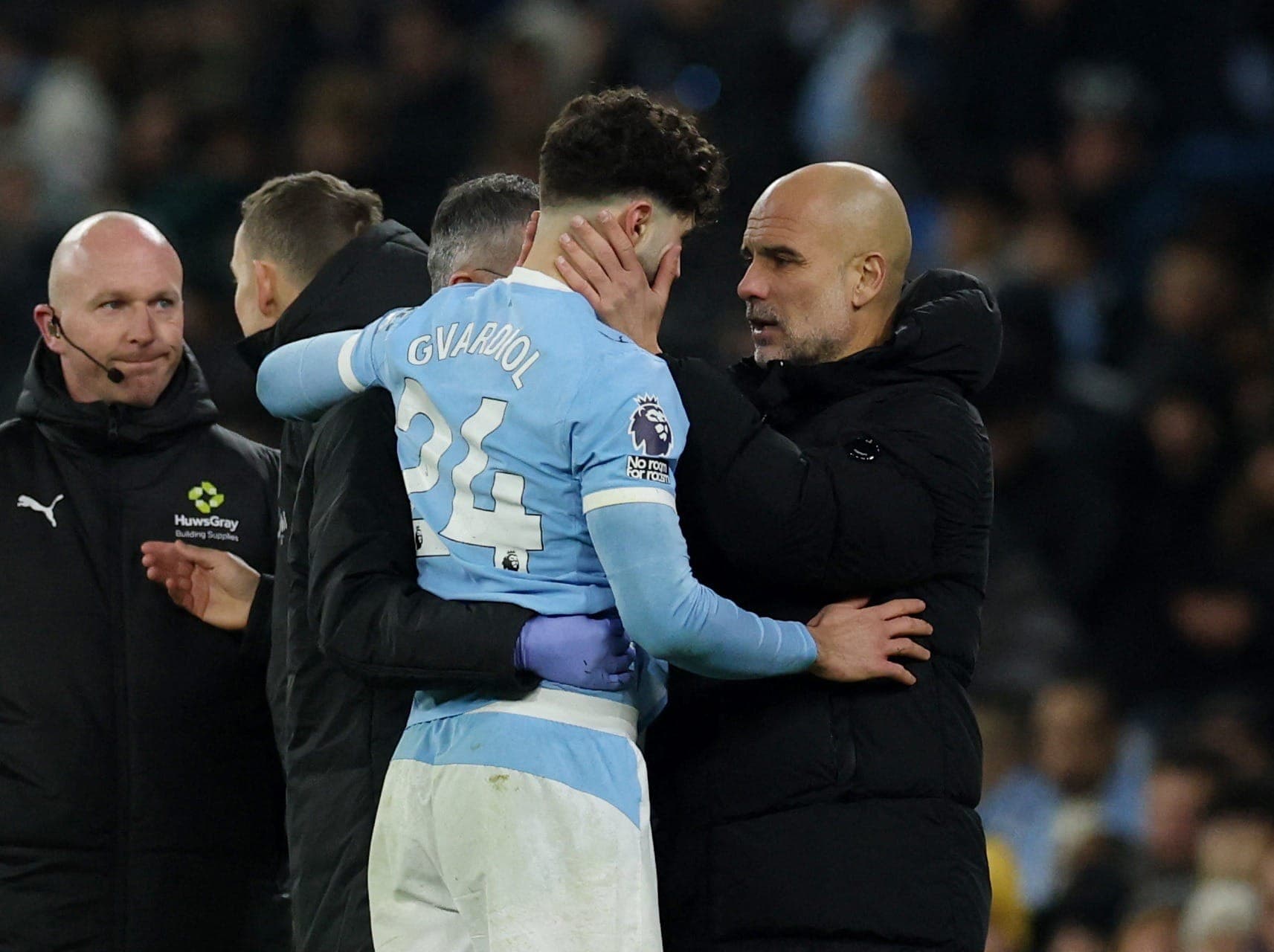 Gvardiol é consolado por Guardiola após lesão no Manchester City