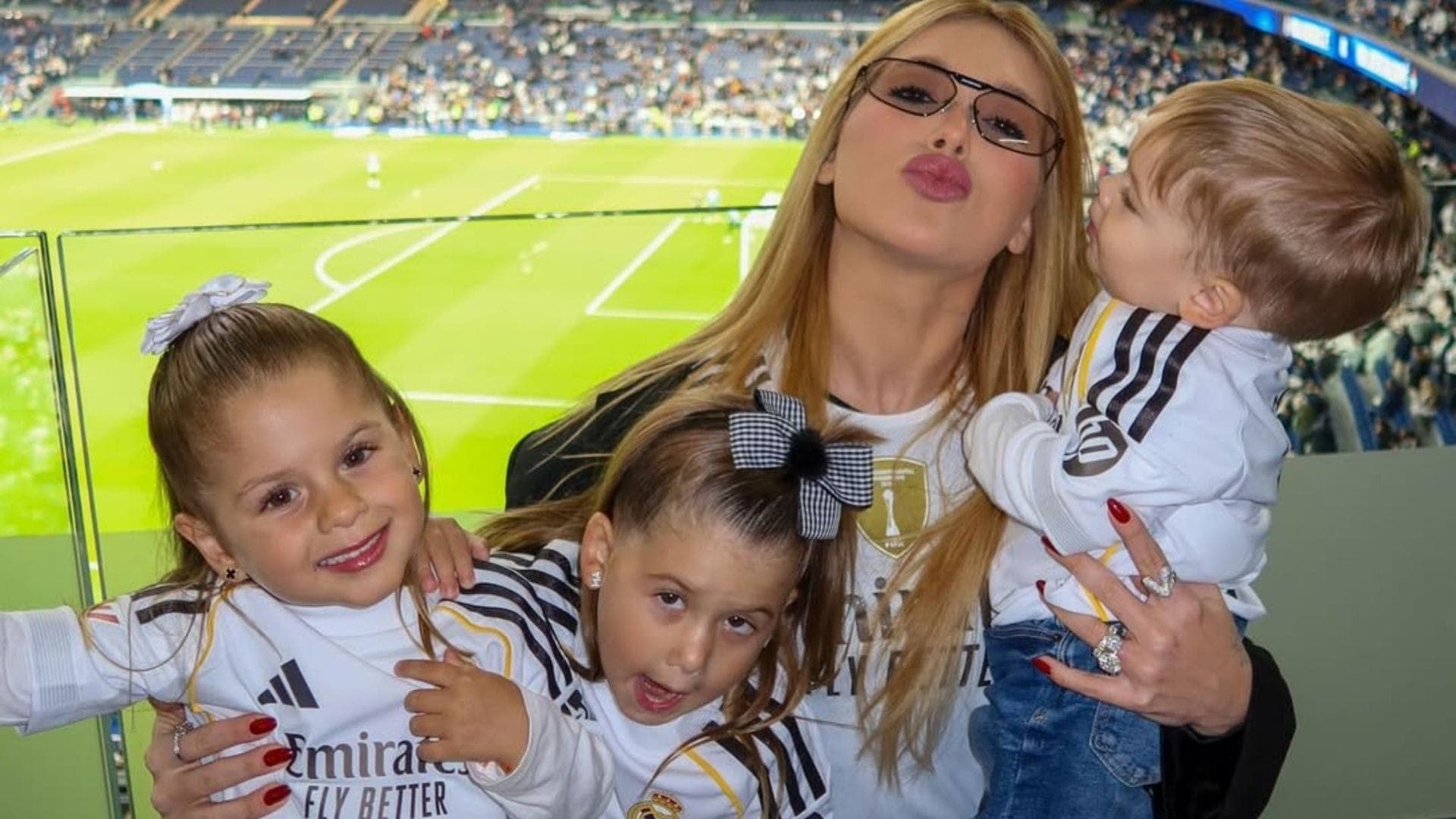 Virginia Fonseca com filhos em jogo do Real Madrid