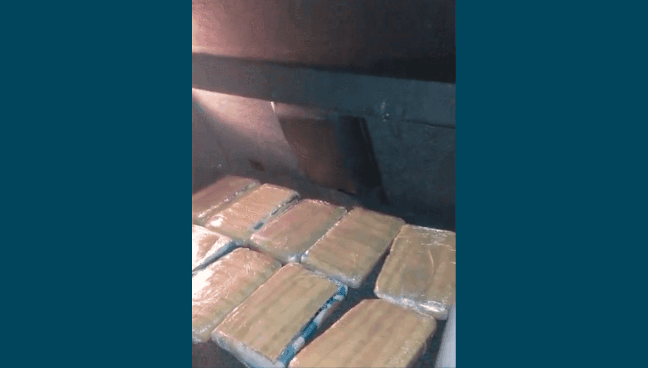 10 tijolos de maconha foram encontrados no carro do casal
