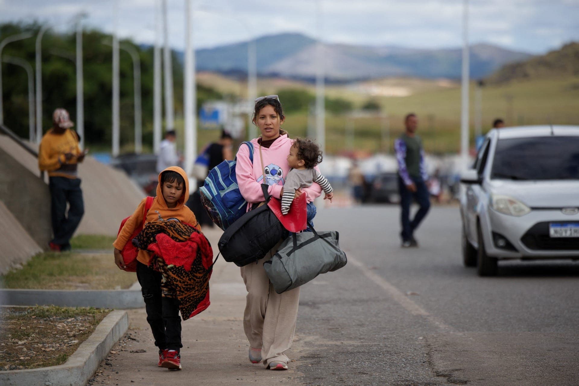 Venezuelanos cruzam fronteira com Brasil
