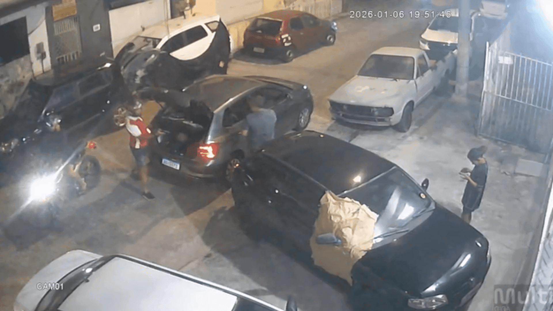 Câmeras de segurança flagraram o momento em que um homem é assaltado na porta de casa