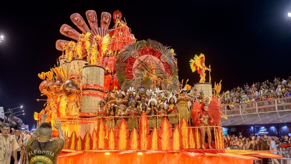 Carro alegórico do Acadêmicos do Tucuruvi no Carnaval de 2025