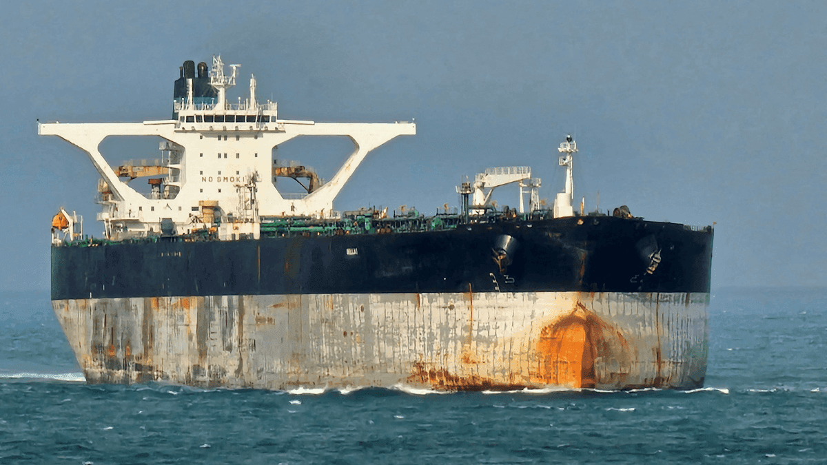 O navio-tanque Bella 1 no Estreito de Singapura, após autoridades americanas afirmarem que a Guarda Costeira dos EUA perseguiu um petroleiro em águas internacionais perto da Venezuela, nesta imagem retirada das redes sociais em 18 de março de 2025
