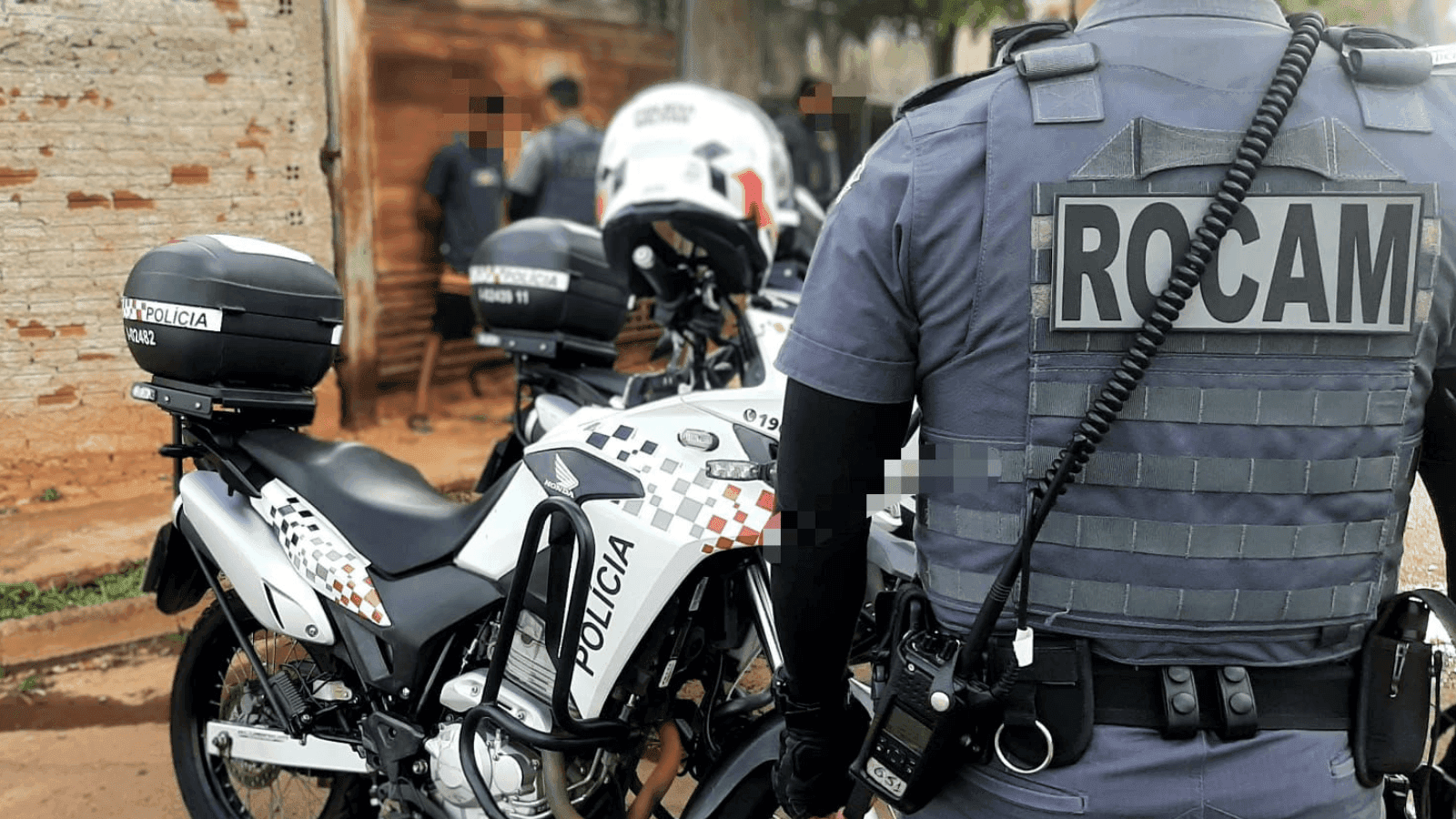 Os bandidos renderam funcionários e clientes no local