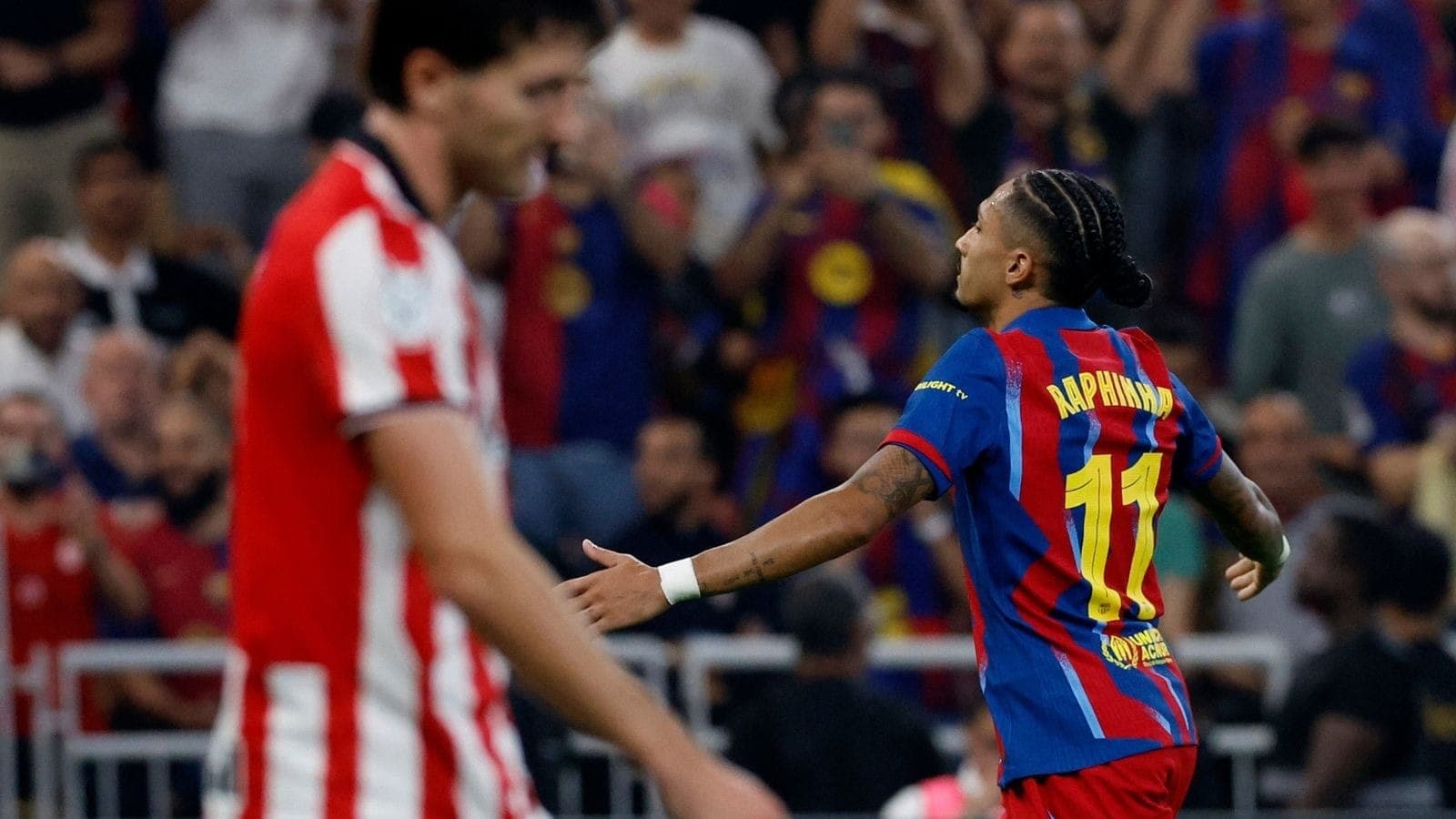Raphinha comemora gol pelo Barcelona sobre Athletic Bilbao